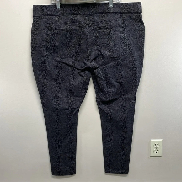 NWOT Levi’s Pull On Leggings Black Gray Repty Snake Print 22 - Picture 4 of 16